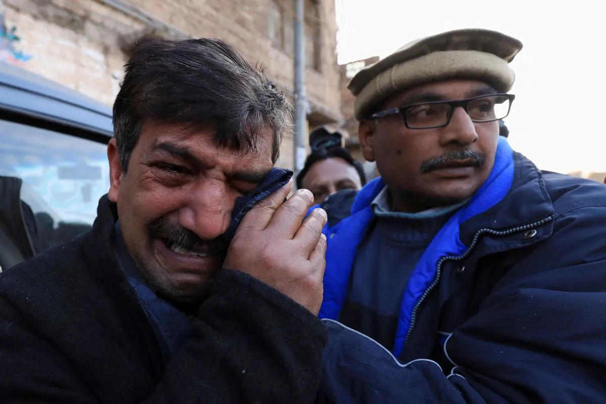Les fidèles pleurent la mort du pasteur (photo: Reuters/Fayaz Aziz) Pakistan January 30, 2022. REUTERS/Fayaz Aziz
