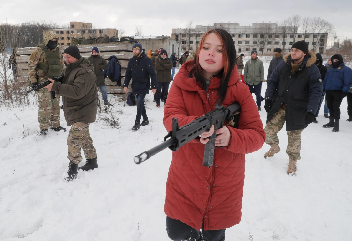 Des réservistes de l'armée ukrainienne à l'entraînement près de Kiev, le 29 janvier. (Efrem Lukatsky/AP)