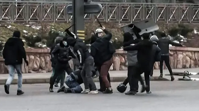 Emeutes Au Kazakhstan, le président autorise les forces de l'ordre à "tirer sans avertissement" sur les "bandits armés"