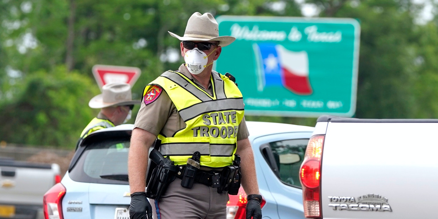 Des soldats du département de la sécurité publique du Texas contrôlent les automobilistes à un point de contrôle à Orange, au Texas, près de la frontière de l'État de Louisiane, le 6 avril 2020. Photo : David J. Phillip/AP