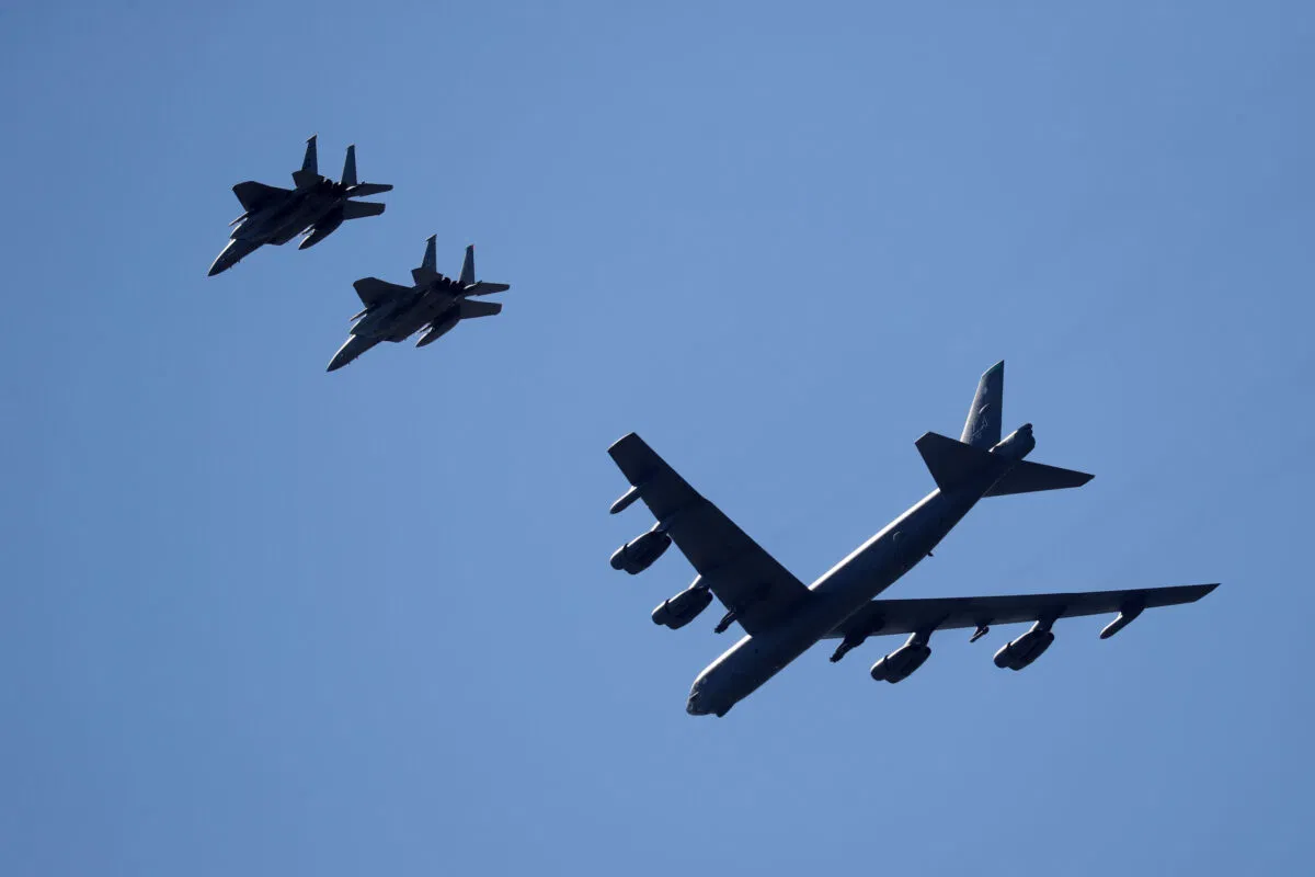 Deux bombardiers B-52 et deux avions de chasse F-15 survolent le centre médical universitaire le 1er mai 2020 à la Nouvelle-Orléans, en Louisiane [Chris Graythen/Getty Images].