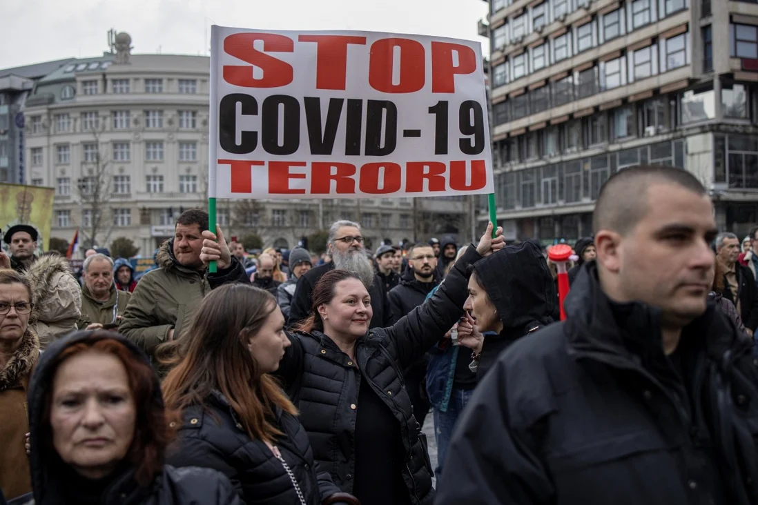Des personnes protestent contre les vaccinations et les restrictions contre la Covid-19 à Belgrade, le 3 avril 2021. Photo : Reuters