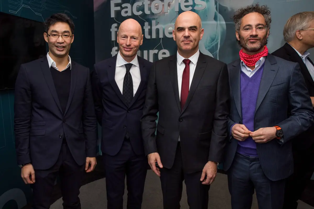 Philipp Rösler (alors CEO du WEF), Marc Walder (CEO de Ringier), Alain Berset (conseiller fédéral), Alex Karp (CEO de Palantir du milliardaire étatsunien de la technologie et partenaire de la CIA Peter Thiel) au Forum économique mondial en 2018 (Blick)
