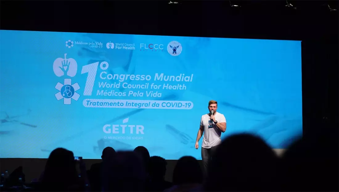 Le Dr Flávio Cadegiani, l'un des auteurs de l'étude, présentant un article en préimpression lors du Congrès mondial - Conseil mondial de la santé - Médecins pour la vie, qui s'est tenu à Brasilia en décembre.