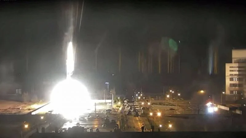 Une image de vidéosurveillance montre un projectile atterrir dans la centrale nucléaire ukrainienne de Zaporijjia, suite à des bombardements russes, le 4 mars 2022. Photo Zaporizhzhya NPP via YouTube/via REUTERS 