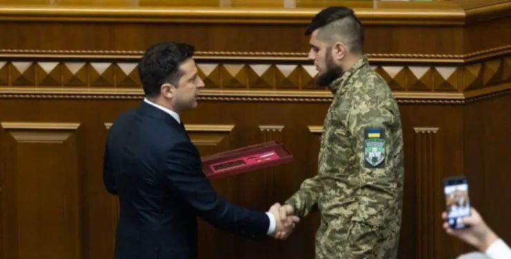 Zelensky décerne au commandant du Secteur droit, Dmytro Kotsyubaylo, le prix du "Héros de l'Ukraine".