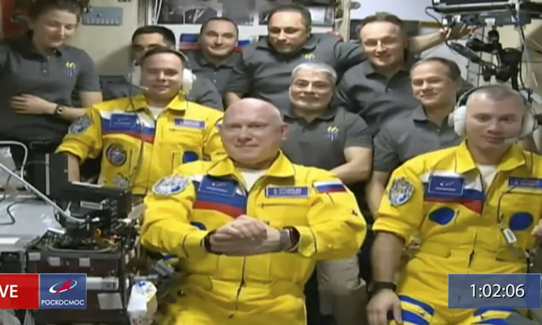  Les cosmonautes russes Sergey Korsakov, Oleg Artemyev et Denis Matveyev sont vus lors d'une cérémonie d'accueil après leur arrivée à la Station spatiale internationale Photographie : AP 