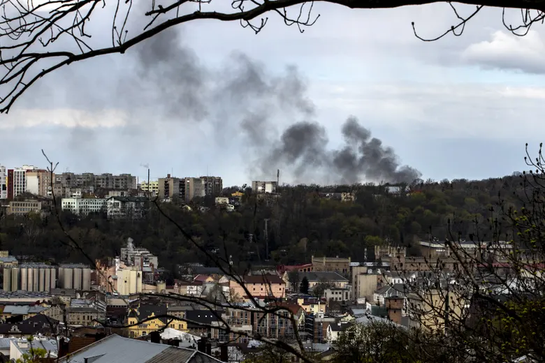  De la fumée s'élève après que cinq frappes de missiles ciblées ont touché Lviv. Photo : Anadolu Agency/Getty Images 