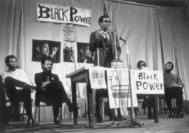  Stokely Carmichael prononce un discours sur le Black Power lors du congrès Dialectics of Liberation, Round House, Londres, 1967.