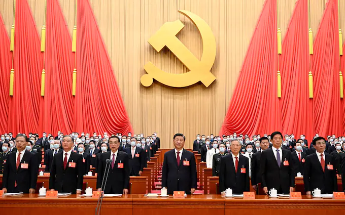 Les dirigeants du Parti communiste chinois. De gauche à droite, Zhao Leji, Wang Yang, le Premier ministre Li Keqiang, le président Xi Jinping, l'ancien président Hu Jintao, Li Zhanshu et Wang Huning assistent à la cérémonie d'ouverture du 20e Congrès national du Parti communiste chinois au Grand Hall du peuple à Pékin.