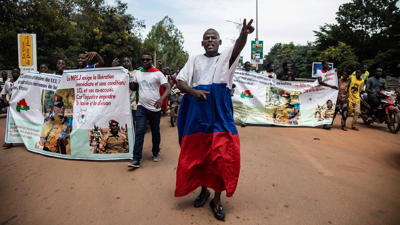 Photo d'archive | Des jeunes hommes scandent des slogans contre le pouvoir du lieutenant-colonel Damiba, contre la France et pro-Russie, à Ouagadougou, au Burkina Faso, le 30 septembre 2022. Sophie Garcia | AP