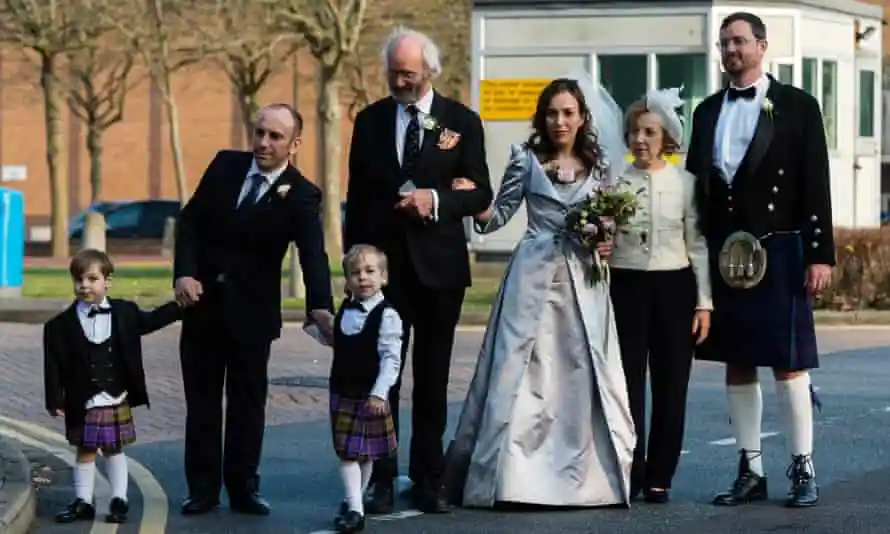 Stella Morris en robe de mariée aux bras de John Shifton, le père de Julian Assange avec ses deux fils Max et Gabriel et le frère d'Assange (en kilt) Gabriel Shefton.