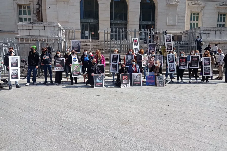 Manifestation des association de protection des animaux avant le procès qui a finalement été reporté. • © Laura Diaz