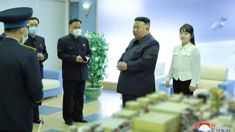Kim Jong-un visitant l'agence spatiale nord-coréenne NADA, le 18 avril 2023