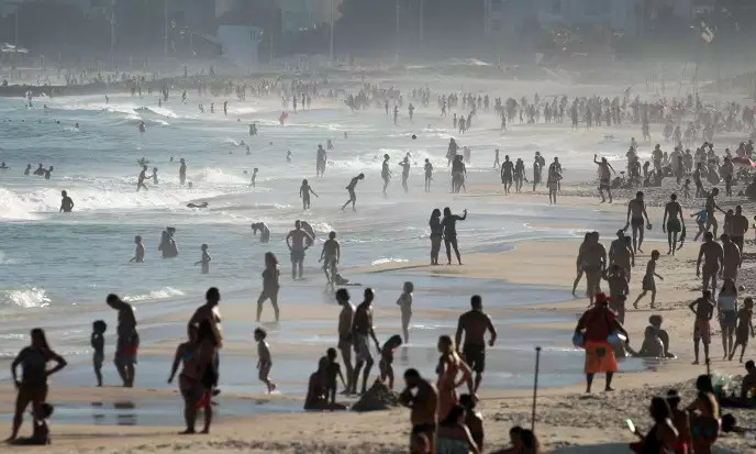 Sur la plage d’Ipanema, à Rio de Janeiro, le 21 avril. RICARDO MORAES / REUTERS