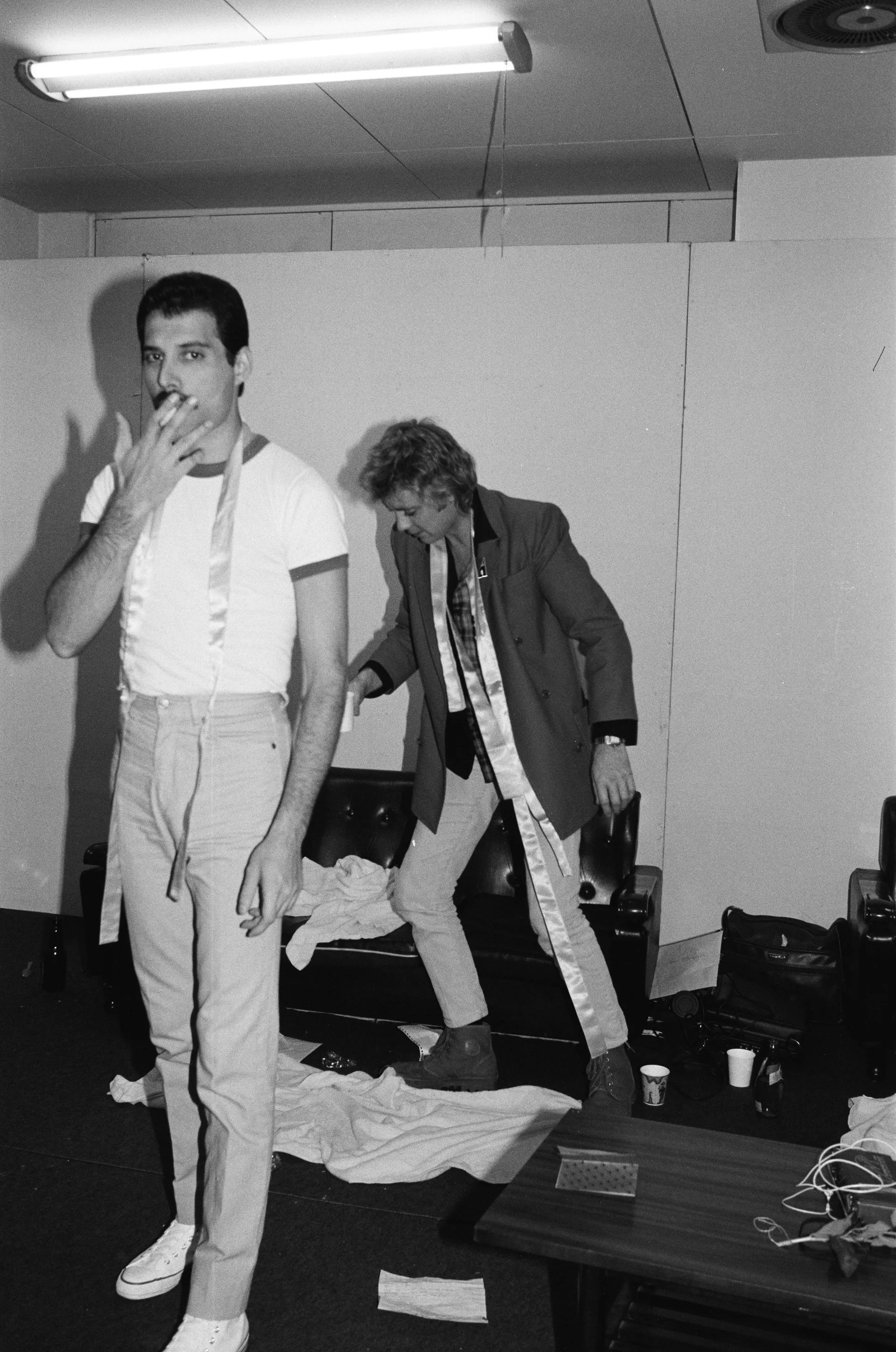Freddie Mercury et Roger Taylor en backstage au Hankyu Nishinomiya Stadium après le Hot Space Japan tour au Japon le 24 octobre 1982