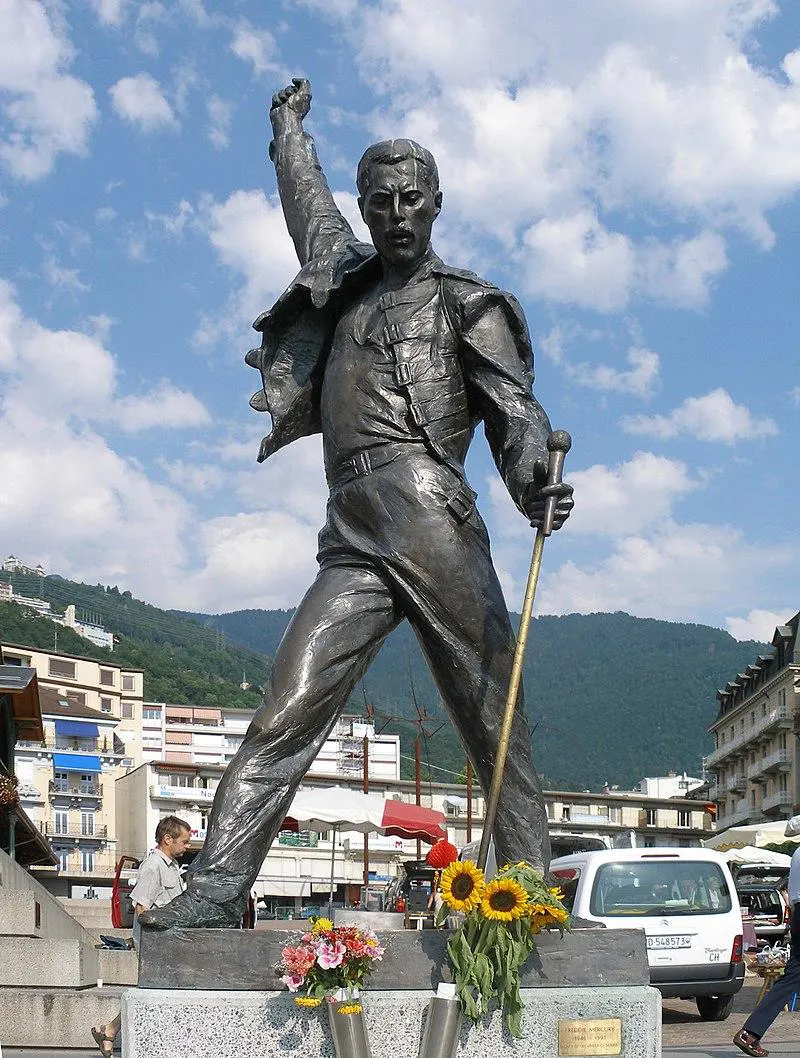 La statue de Freddie Mercury à Montreux, un bronze de 3 mètres de haut.