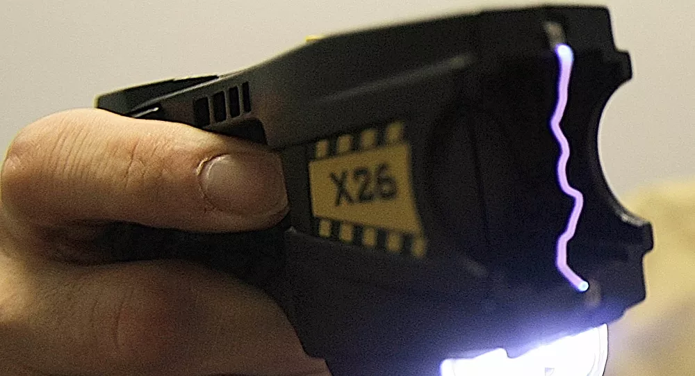 Le pistolet à impulsion électrique va remplacer la clé d’étranglement dans la police française