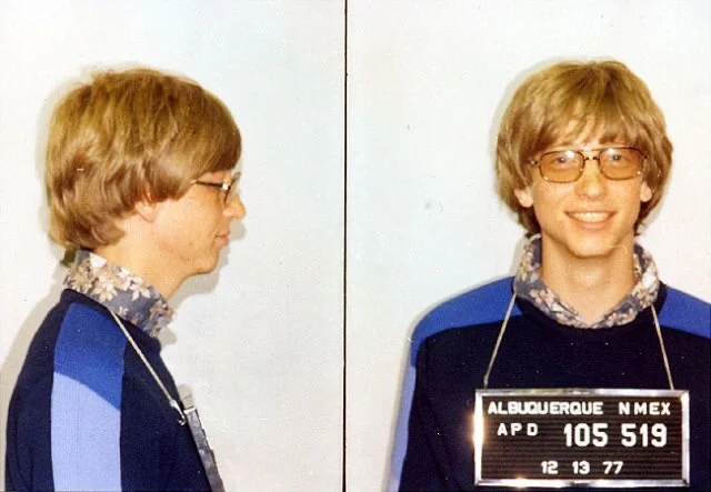Voici une célèbre photo d’identité judiciaire de Bill Gates lorsqu’il a été arrêté dans sa jeunesse. L’histoire officielle est qu’il avait été arrêté pour une infraction au code de la route.  Cependant, des sources de la CIA affirment que “la véritable accusation est liée au fait que Gates a été trouvé dans sa voiture avec un garçon mineur dans une position compromettante sur le siège arrière”.