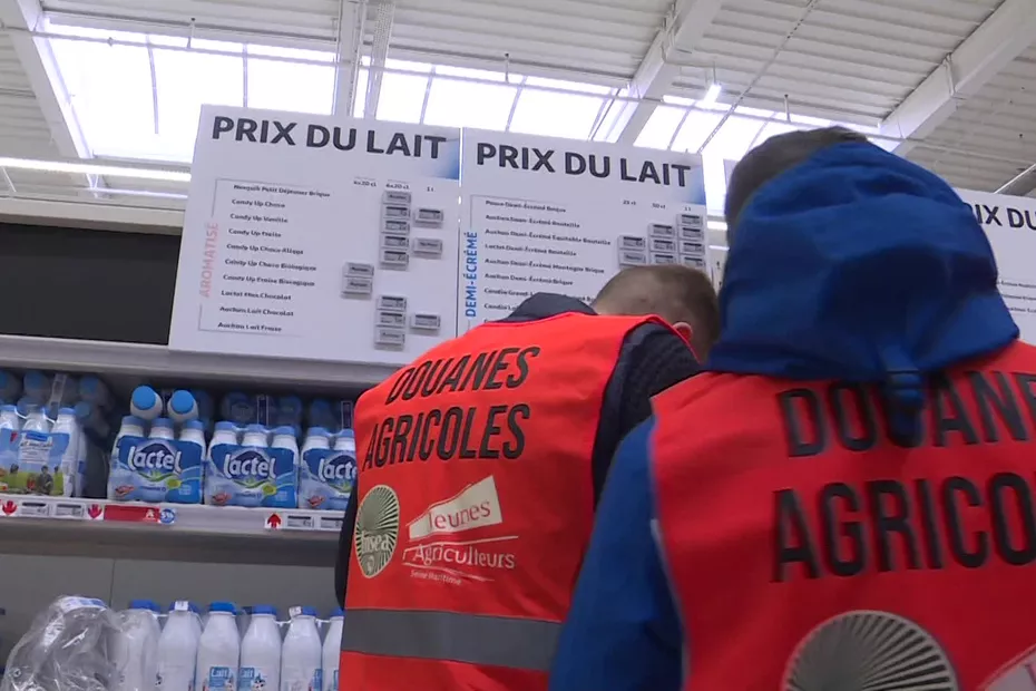  13 février 2021 : action des Jeunes Agriculteurs 76 dans le magasin Auchan de Montivilliers (Seine-Maritime) • © Isabelle Ganne/ France Télévisions (image extraite d'une vidéo)