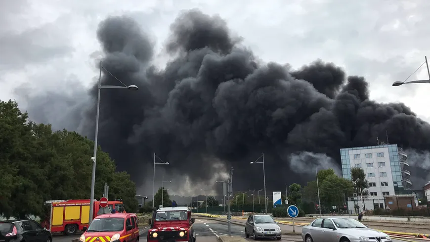 Incendie à l'usine Lubrizol à Rouen (Seine Maritime) : le combat des pompiers pour éteindre le feu aura duré toute la journée. 26 septembre 2019. © Radio France - Coralie Moreau