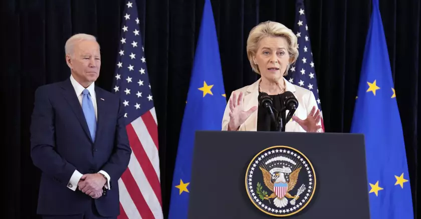 Le président américain Joe Biden et la présidente de la Commission européenne Ursula von der Leyen lors d'une conférence de presse à propos de l'invasion de l'Ukraine par la Russie, à Bruxelles (Belgique), vendredi 25 mars 2022. Evan Vucci/AP/SIPA/Evan Vucci/AP/SIPA(https://www.lopinion.fr/international/lunion-europeenne-et-les-etats-unis-officialisent-un-accord-sur-des-livraisons-supplementaires-de-gnl-pour-leurope)