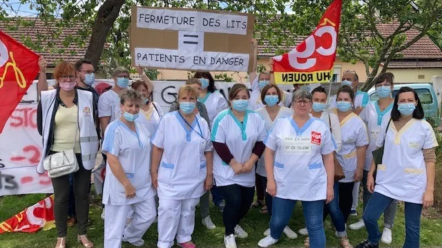 Déjà, à Rouen, le 7 juillet 2021, Infirmières et aides soignantes se sont rassemblées devant l'entrée de l'hôpital ce mercredi après midi, à l'appel de la CGT. © Radio France - Christine Wurtz