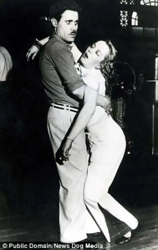 Maratone di danza - salme ambulanti (da dagospia)