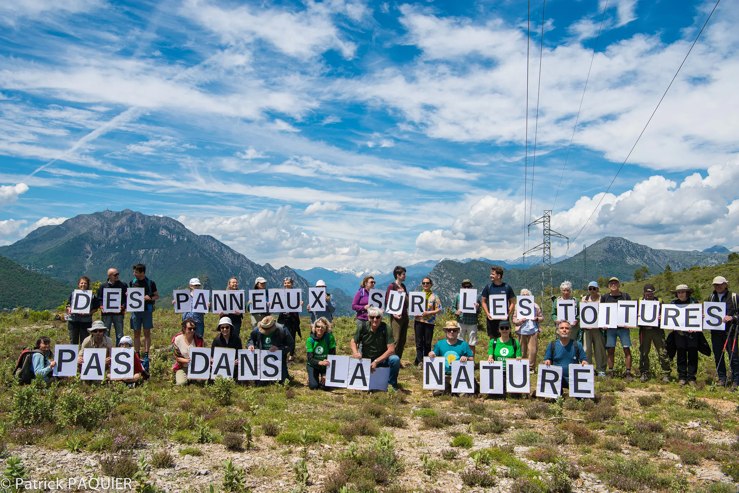 slogan de la mobilisation sur le Mont Arpasse : Des panneaux sur les toitures pas dans la nature.