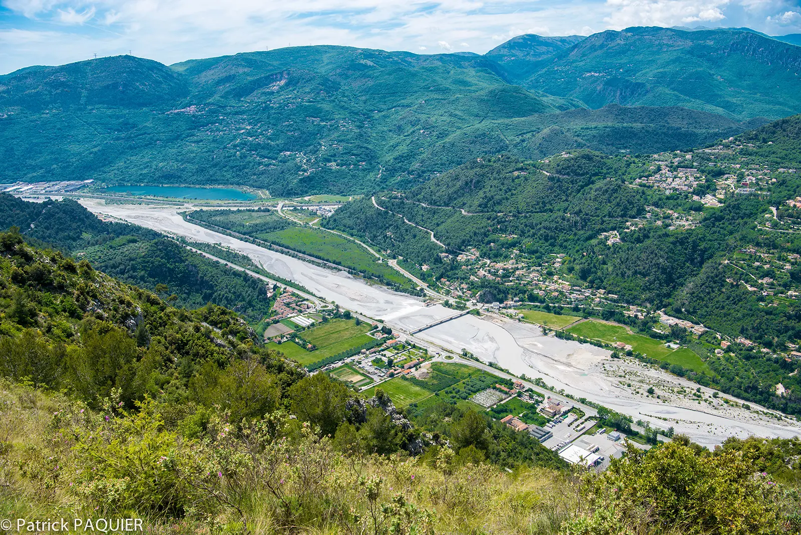 Juste au bas de la falaise le hameau de Baus Roux, sa mairie, son école menacés d'éboulements par le projet de centrale photovoltaïque à Levens.