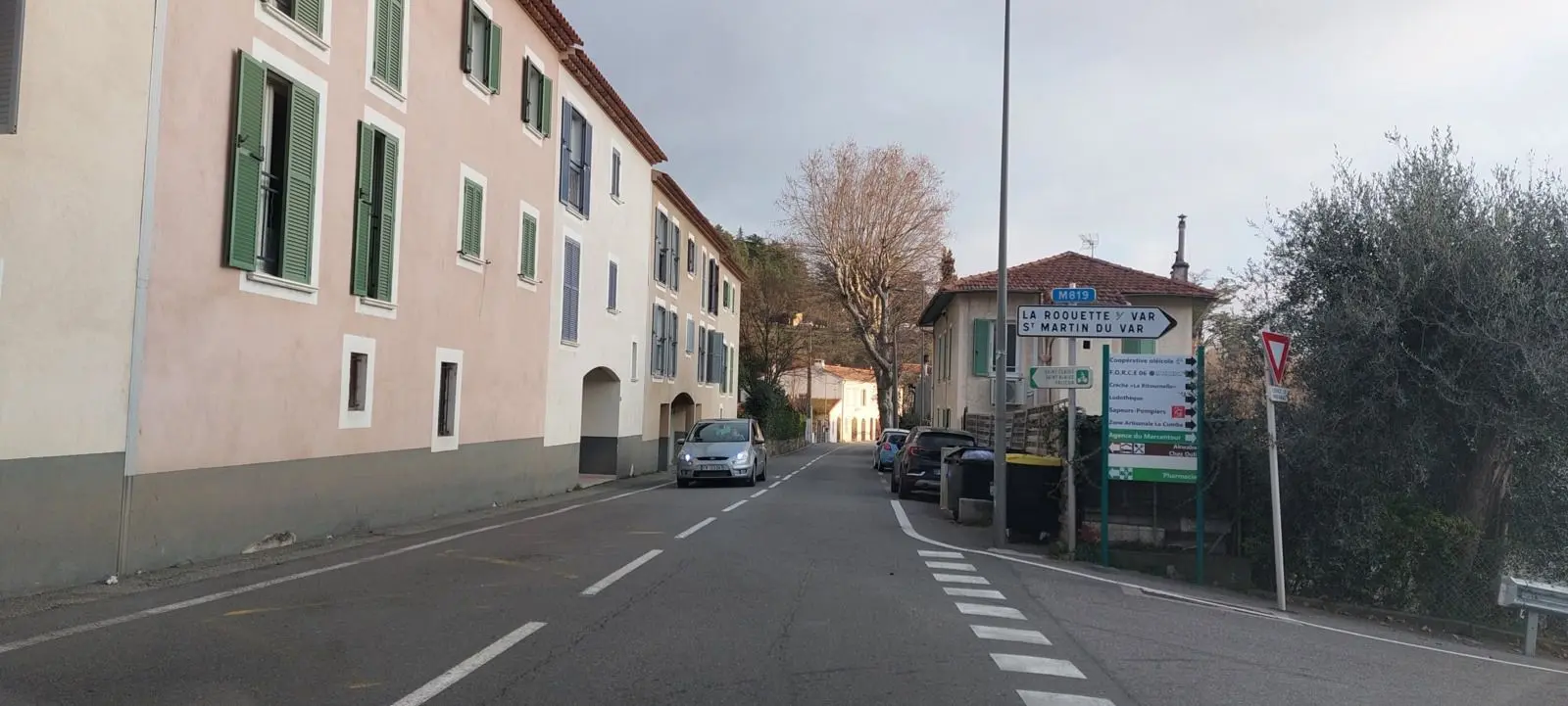 devant l'école maternelle de Levens il n'y a pas de cheminement piéton pour aller vers le quartier des Traverses et les Grands Prés.