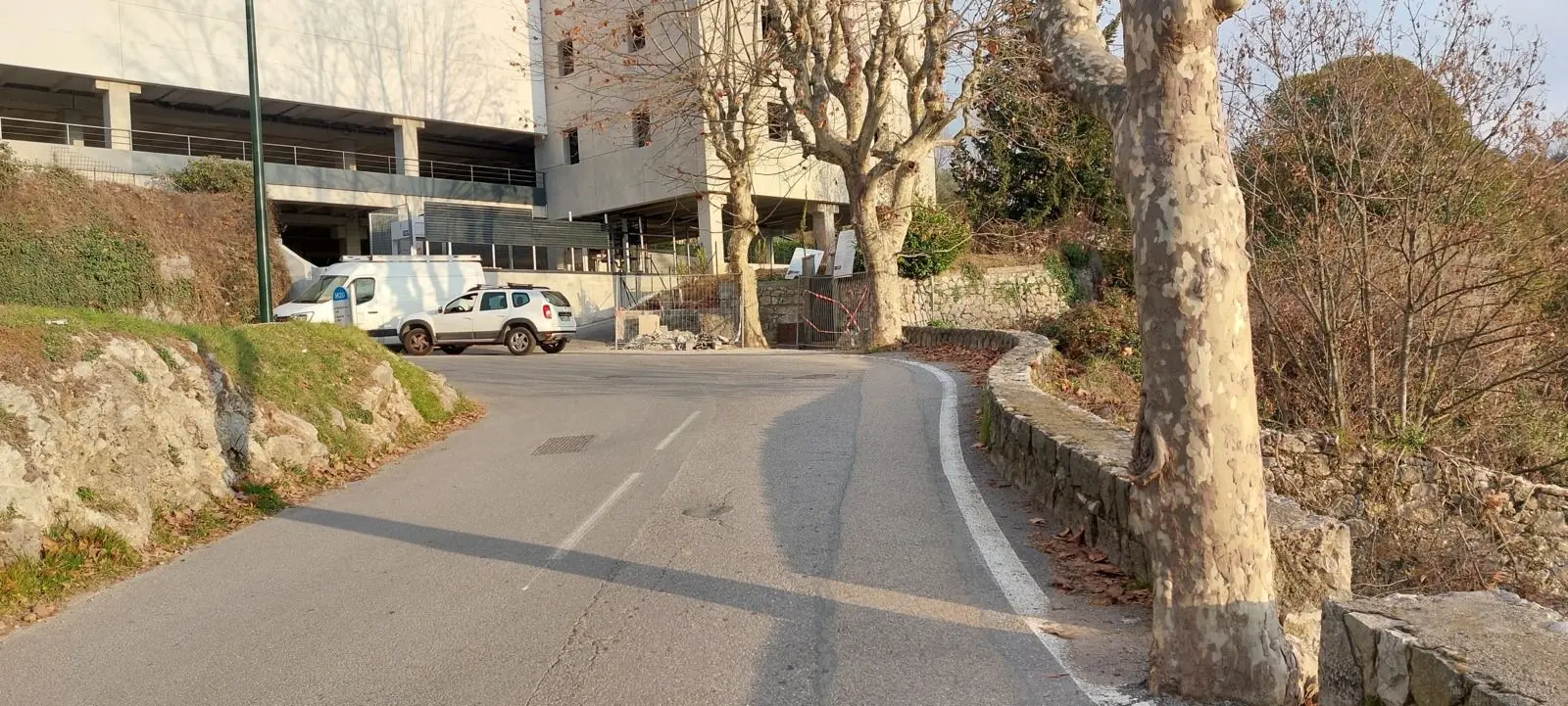 pour suivre le GR5 qui part du chemin des Valettes depuis le vieux village, après avoir traversé le quartier Saint Roch, et avant de déboucher quartier des Traverses un peu avant l'encorbellement, il faut marcher sur la route de la roquette (RM 20) sans aucune sécurité.