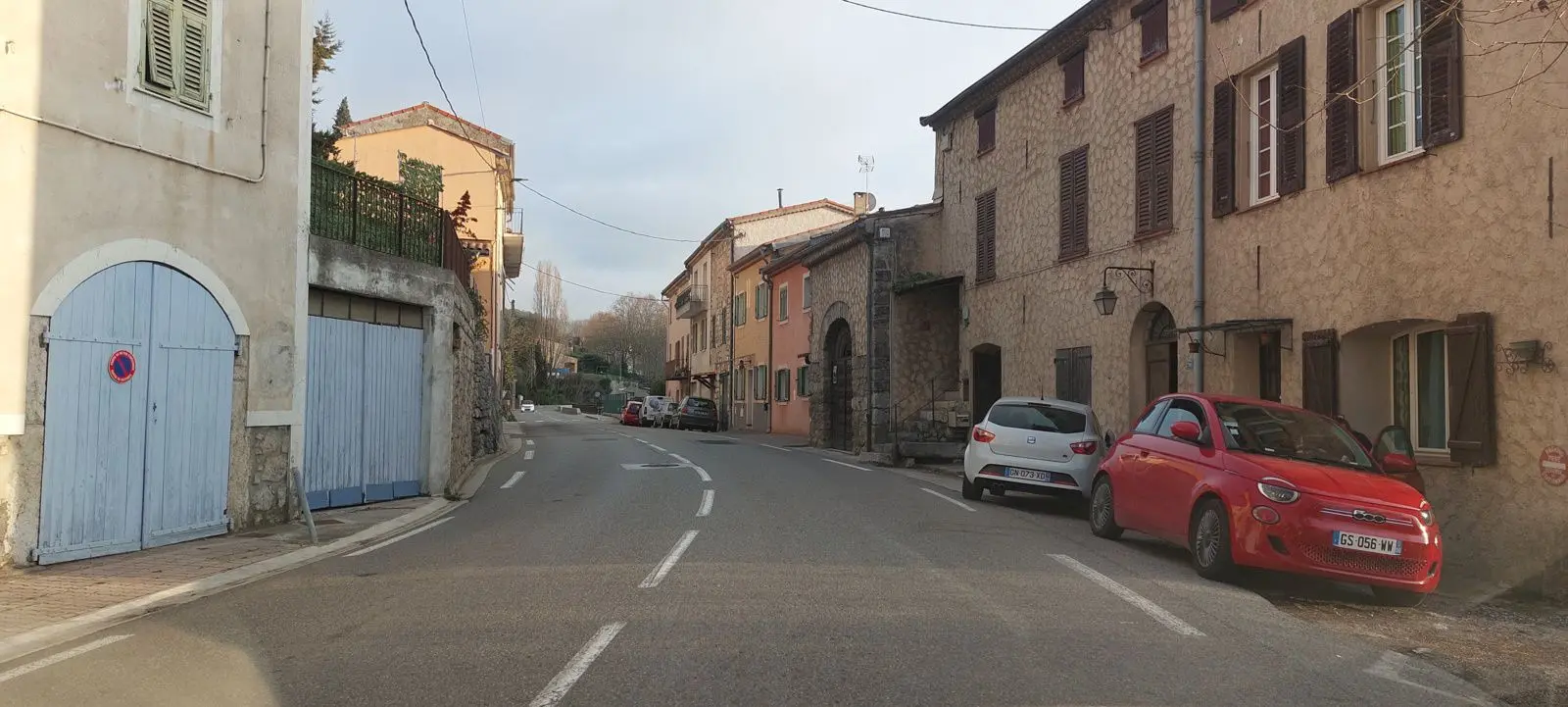 Levens, quartier des Traverses, entre les nouveaux immeubles et l'encorbellement il n'y a aucun aménagement pour les piétons.