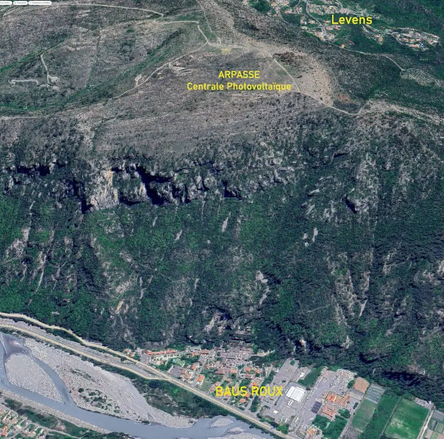 les habitations de Baus Roux aux pieds de l'Arpasse menacées par des risques d’éboulements et d’incendie.