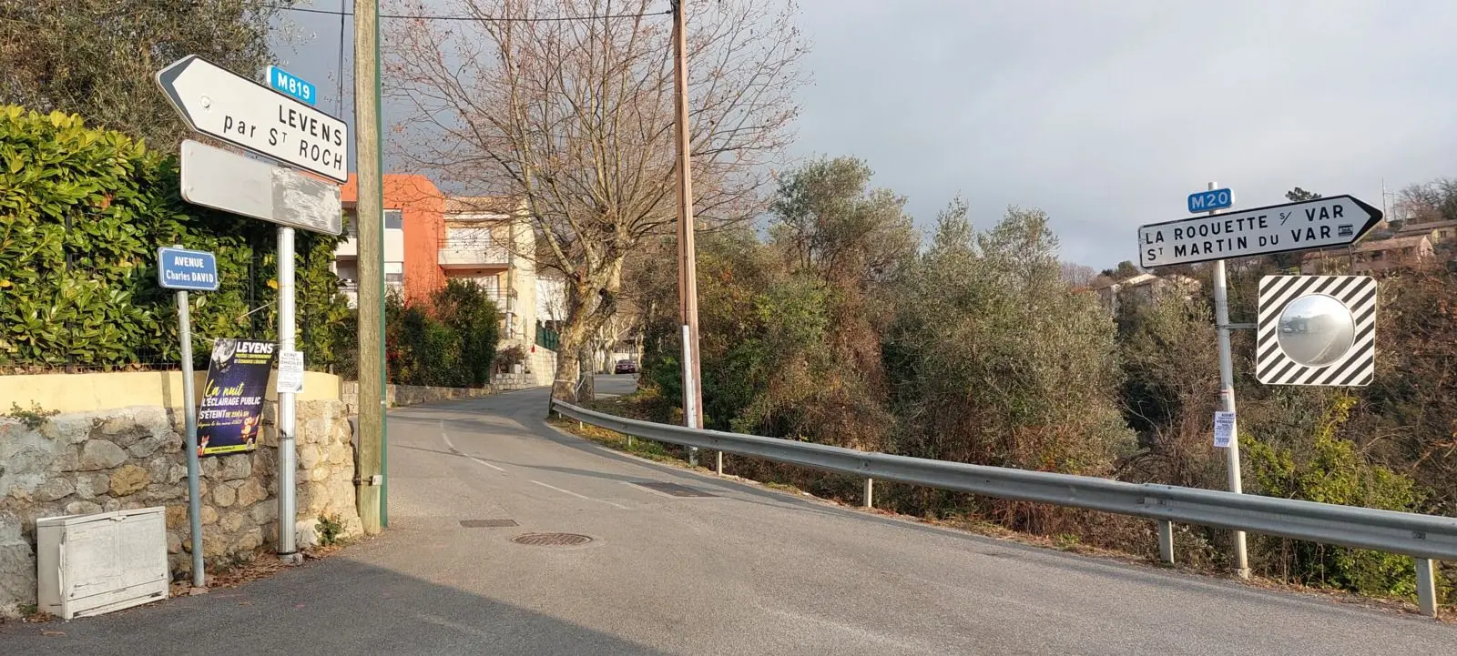 récentes constructions le long de la route de la Roquette à Levens.