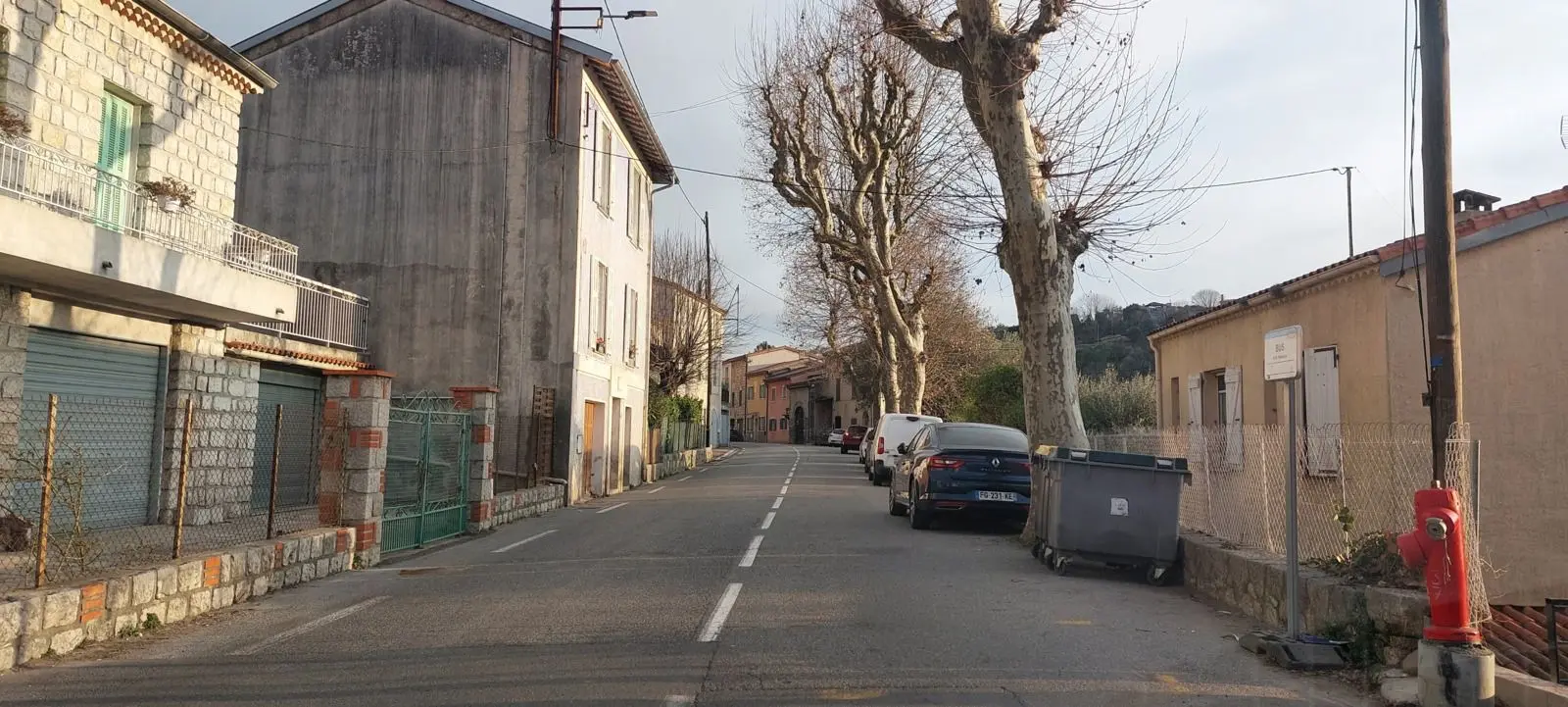 rue de Levens sans aménagement pour les piétons et les cyclistes.