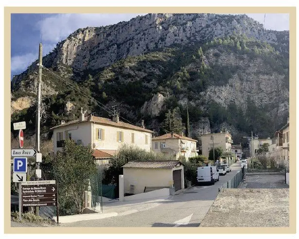 Quartier habité de Baus Roux au pied des falaises, menacé par la centrale photovoltaïque de Monaco au Mont Arpasse à Levens.