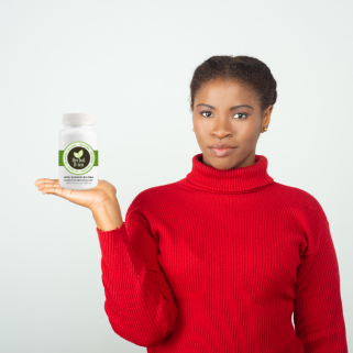 Une femme à la peau foncée portant un col roulé rouge tient un flacon de "Herbal D-tox" dans sa paume.