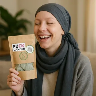 Femme souriante en traitement, infusettes de corossol pour soutien naturel contre l'inflammation et le cancer.