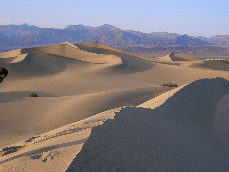 (Dunes dans la Death Valley, photo Urban, 05/02/2005, wikipedia)