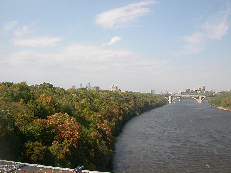 (Le fleuve à Minneapolis, photo Oneconscious, 04/12/2007, wikipedia)