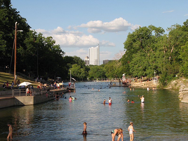 (Barton Springs Pool dans le Zilker Park, photo Downtown Austin, 05/07/2008, wikipedia)