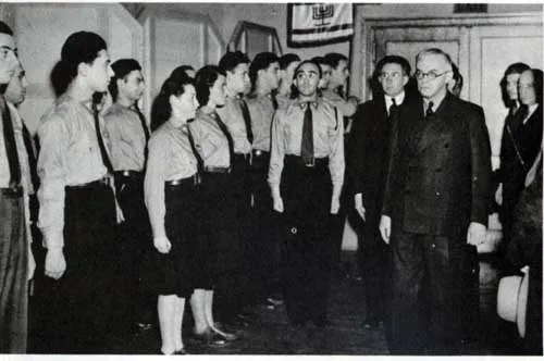 Jabotinsky passant en revue une troupe du Betar/ Camp d’ Hunter/État de New York/ 3 août 1940/Jabotinsky Institute