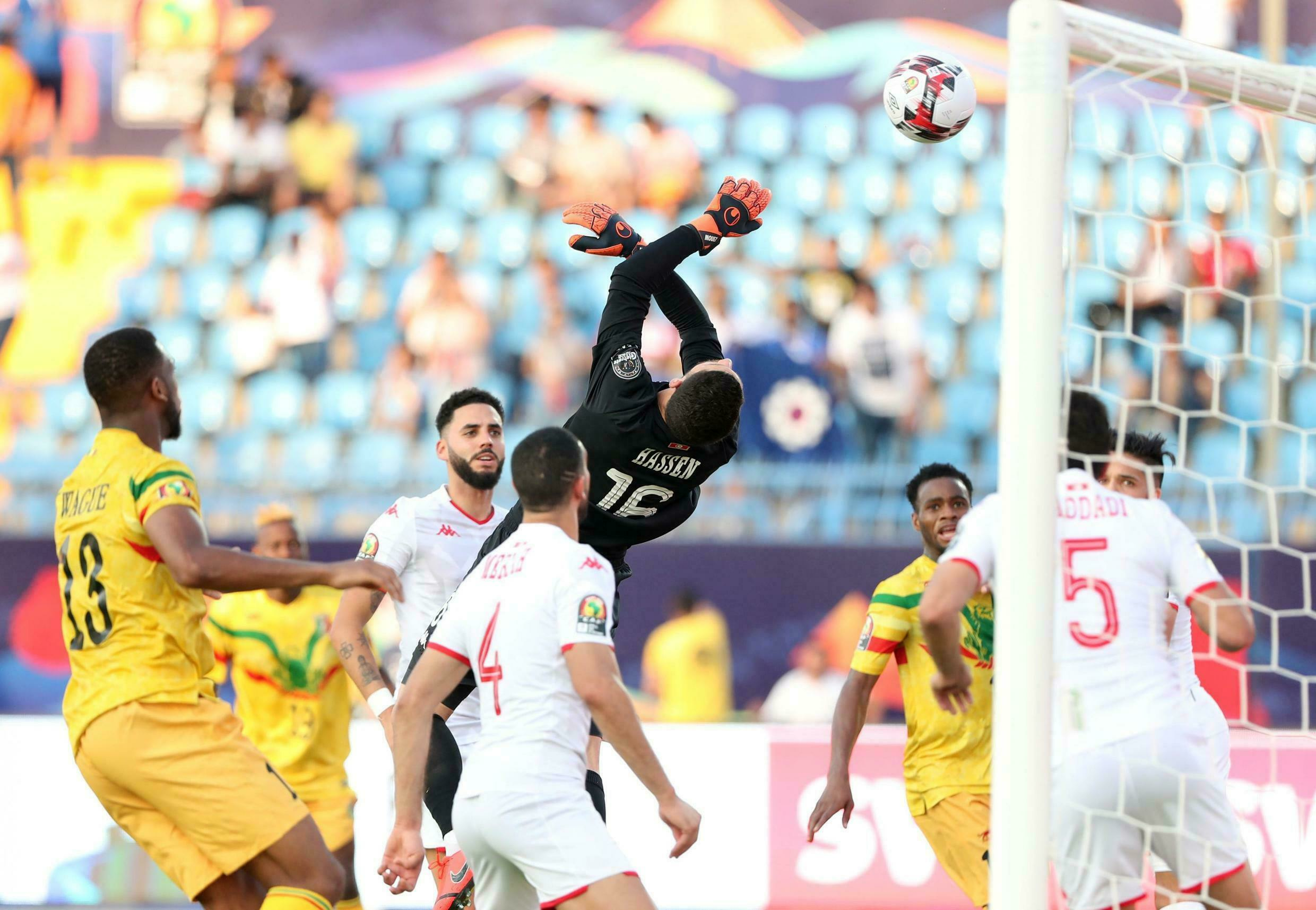 Mouez Hassen, le gardien tunisien, laisse le ballon s'échapper et permet au Mali de mener, temporairement, 1-0, à Suez, vendredi 28 juin. REUTERS/Suhaib Salem