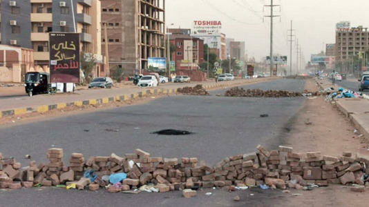© AFP - - Des barricades en briques érigées par des manifestants anti-coup d'État soudanais bloquent une voie de la rue 60 à Khartoum Est, le 31 octobre 2021.