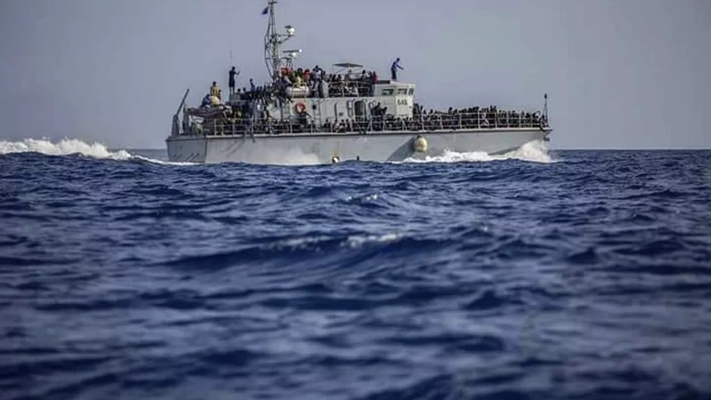 Des migrants sur un navire intercepté au large près de la ville de Gohneima, à l'est de la capitale, Tripoli, en Libye