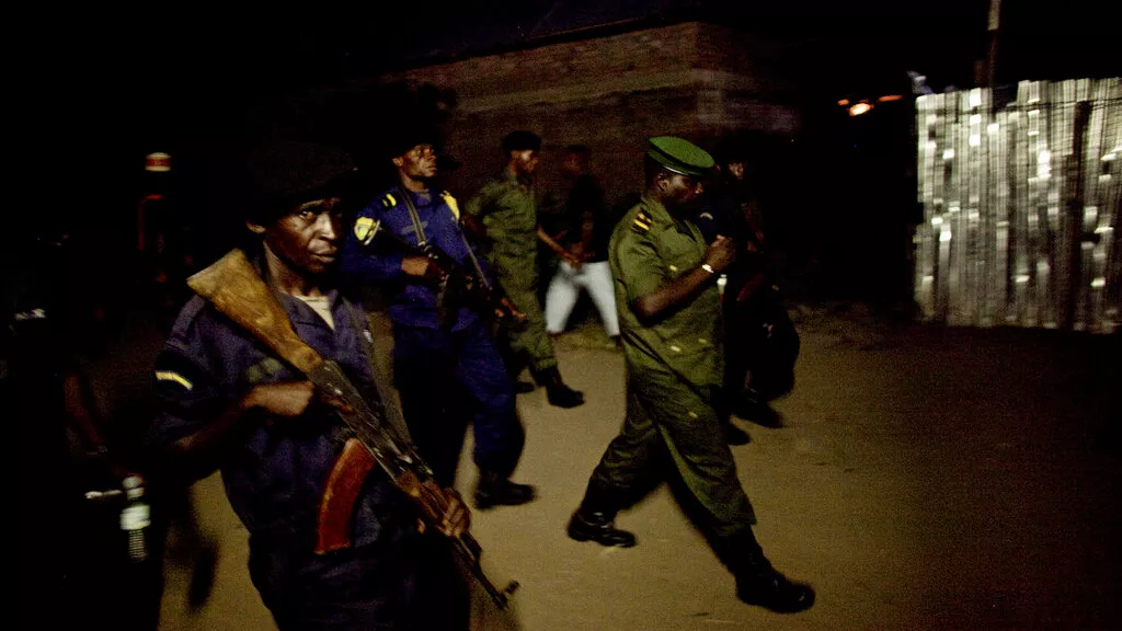 Le lieutenant-colonel Mutware est escorté jusqu'à sa cellule de détention après une journée de viols collectifs à Baraka, République démocratique du Congo