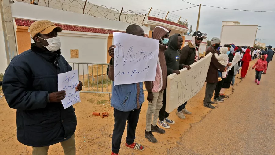 Des migrants et demandeurs d'asile manifestent devant le HCR