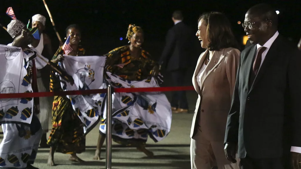 La vice-présidente américaine Kamala Harris et le vice-président tanzanien Philip Mpango à l'aéroport Julius Nyerere de Dar es Salaam, en Tanzanie, le 29 mars 2023
