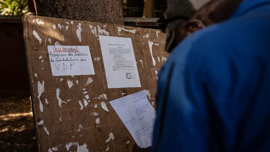 Un homme rédigeant sa lettre de demande d'inscription en tant que VDP, au gouvernorat de Ouagadougou